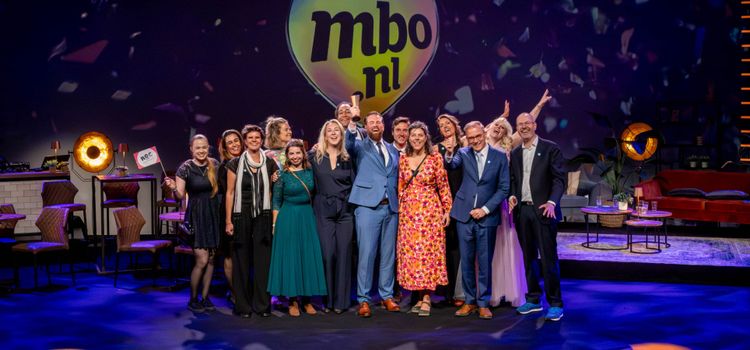 Het team Persoonlijk Burgerschap ontvangt de prijs voor 'Onderwijsteam van het Jaar'. Rechts: Onderwijsminister Eppo Bruins (NSC) was aanwezig bij het gala. Foto: Sabine van Nistelrooij